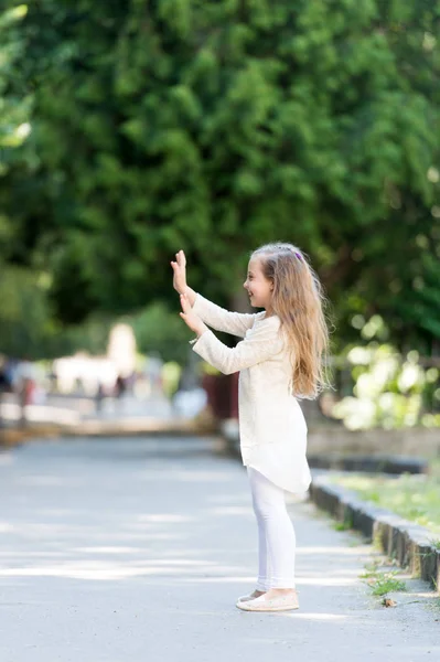 長い髪プレイ屋外の小さな子。夏の公園で幸せな女の子。ファッションの子供は、楽しい時を過します。夏の活動と幸福。自由とエネルギー。子供の活動とアクティブなゲーム — ストック写真