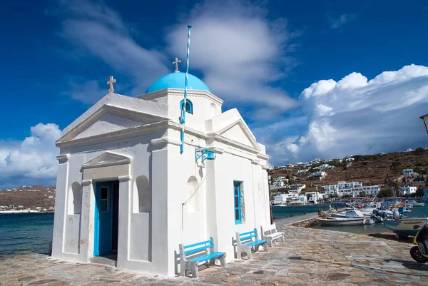 Agios Nikolaos church in Mykonos, Greece. Temple building with blue dome on sea quay. Church on sunny seaside. Summer vacation on mediterranean island. Wanderlust and travelling concept — Stock Photo, Image