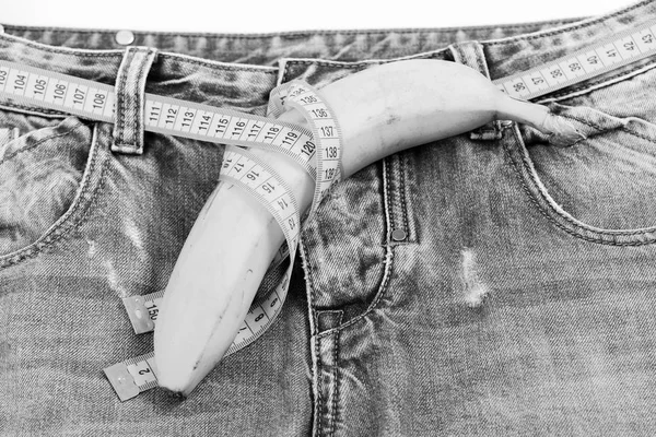 Здоровье и мужская сексуальность: джинсы и банан — стоковое фото
