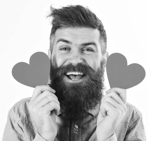 Ember a szeretet fogalmát. Férfi szakállal, boldog arc tart piros szívek — Stock Fotó