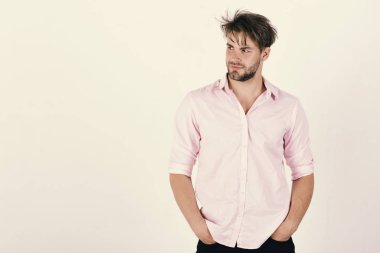 Stil ve eril moda kavramı. Zor şekilde gülümseyen yakışıklı bir genç adam portresi