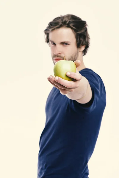 Nutrición saludable y concepto de estilo de vida. El hombre con cerdas sostiene la manzana. Chico de camiseta azul — Foto de Stock