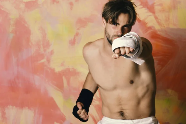 Tipo con cinturón de kimono negro y vendaje en brazos. Concepto de lucha de karate japonés. Prácticas de boxeador o karate — Foto de Stock