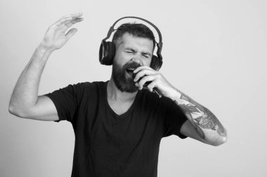 Pembe bir arka plan, kopya alanı üzerinde mikrofon içine adam söylüyor. Zevk, müzik ve eğlence yaratıcı yaşam tarzı kavramı.