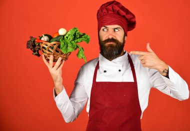 Sağlıklı pişirme kavramı. Marul, domates, biber ve mantar Şef tutar.