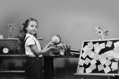 Blackboard ile renkli yapışkan notlar tarafından kız duruyor