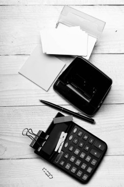 Beyaz ahşap zemin üzerinde bir delik kalem yakınındaki. İş fikir kavramı. İleti örneği ve hesap makinesi.