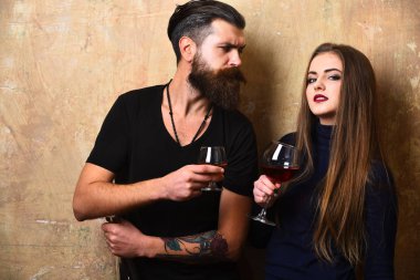 Kız ve erkek arkadaşı meraklı yüzü olan şarap ve viski içmek