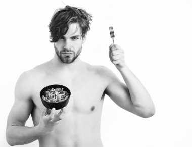 Kafkas seksi genç maço elinde makarna ile siyah kase tutuyor.