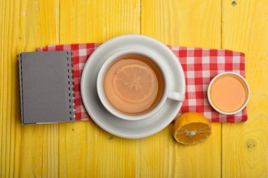 Sıcak içecek ve ev atmosfer kavramı. Narenciye ile sıcak içecek