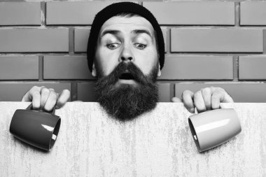 acımasız beyaz hipster kağıt levha ve su bardağı ile