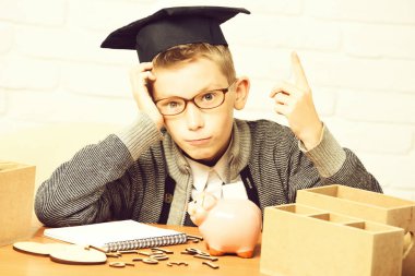 Genç, sevimli, küçük öğrenci.