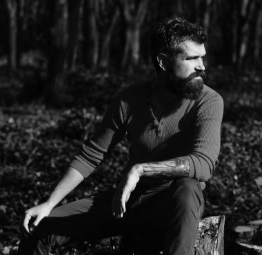 Maço parkta vakit geçiriyor. Dış zemin üzerine düşünceli yüzü olan adam.