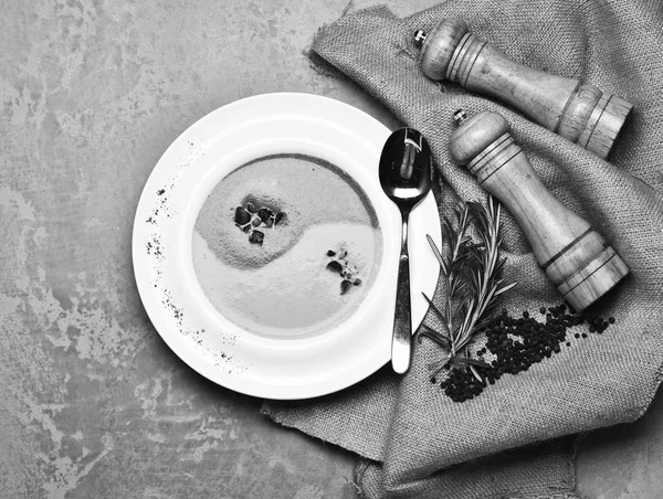Σούπα με σπανάκι και κρέμα κολοκύθας σε γκρι φόντο — Φωτογραφία Αρχείου