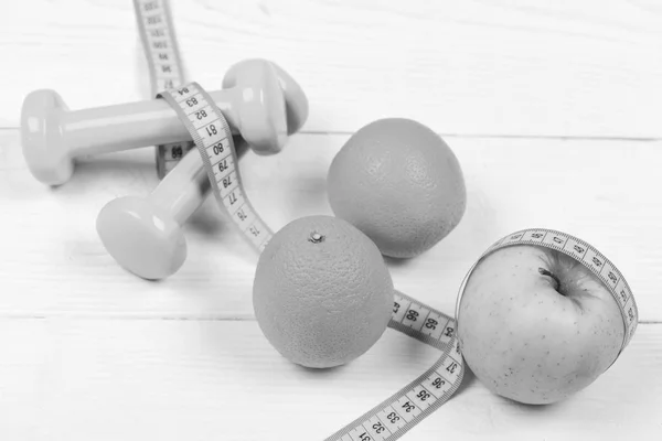体育与健康的概念，哑铃重量带卷尺、 水果 — 图库照片