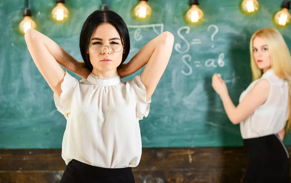 Aantrekkelijke Vrouwen Voorbereiden Van Les Studenten Stagiairs Concept Meisje Kijkt — Stockfoto