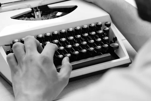 Concepto de tipografía y escritura. Escritor escribiendo con máquina de escribir retro. Máquina de escribir vieja —  Fotos de Stock