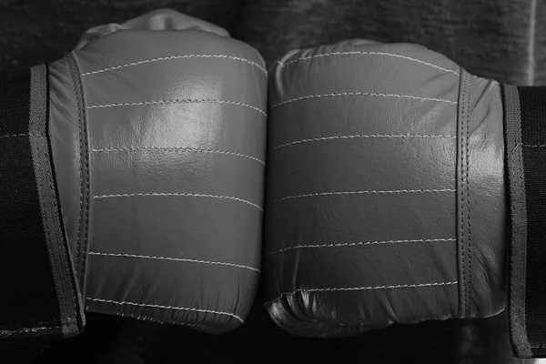 Boxer ściska dłonie. Sportowcy ręce w skórzanych rękawiczkach — Zdjęcie stockowe