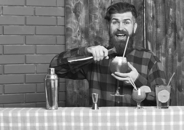 Barmann mit Bart und glücklichem Gesicht macht Cocktail, — Stockfoto