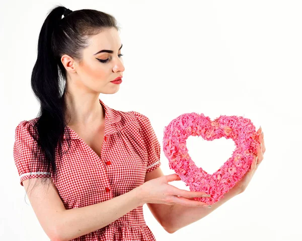 Chica con la cara tranquila, maquillaje y corazón rosa . —  Fotos de Stock