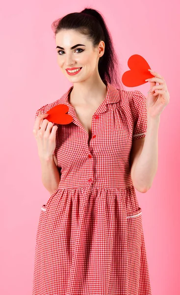 Chica atractiva sosteniendo dos corazones rojos —  Fotos de Stock