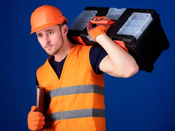 헬멧, 모자에에서 남자는 도구 상자와 문서, 파란색 배경 폴더 보유 하고있다. 수리 서비스 개념입니다. 수리 작업 준비입니다. 작업자, 자, 진정 얼굴 운반 케이스 도구에 작성기 — 스톡 사진