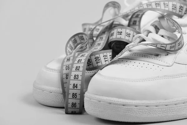 Sportovní obuv a sportovní vybavení pro zdravé tvaru ráno běh pro zdraví konceptu. Centimetr v azurová modrá barva — Stock fotografie