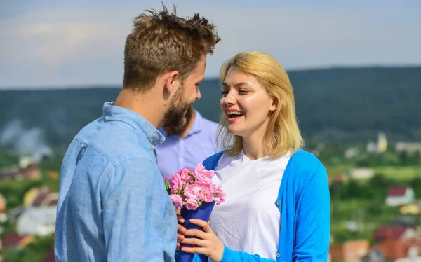 Verliefde daten terwijl jaloers bebaarde man kijken vrouw bedriegen hem met minnaar paar. Paar romantische datum liefhebbers boeket bloemen. Ontrouw concept. Liefhebbers vergadering buiten flirt romantiek betrekkingen — Stockfoto