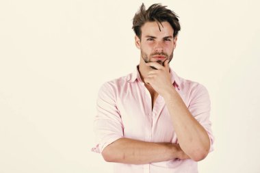 Maço fikir yürüterek çenesini ovalıyor. Düşünceli yüzlü bir adam.