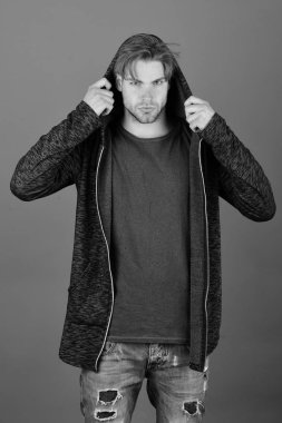 Mor arka planda sarı saçlı bir adam..