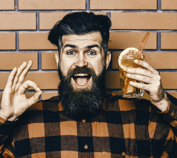 Leckere Cocktails Konzept. Hipster genießen Drinks oder Cocktails. Mann zeigt Ok-Geste auf Backstein-Hintergrund. — Stockfoto