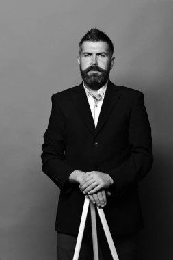 Erkeklik ve stil kavramı. Şık bir saç modeli ve ciddi ya da konsantre yüz adam