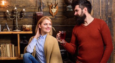 Kadın ve erkek gülümseyen yüzler üzerinde sıcak içecekler ile rahat atmosferinin keyfini çıkarın. Coziness kavramı. Çift keyifli akşamlar, iç arka plan harcamak. Aile, aşık çift gamekeepers evde iyi tatiller