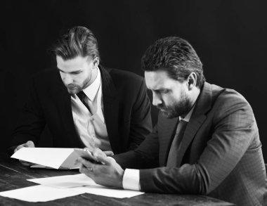 Başarı, ortaklık, başlamak yukarıya. Meşgul insanlar belgeleri okumak ve smartphone vasıl bak.