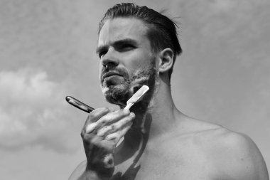 Sağlık ve cinsellik kavramı. Açık gökyüzü arka plan üzerinde seksi güçlü omuz ile erkek vücut