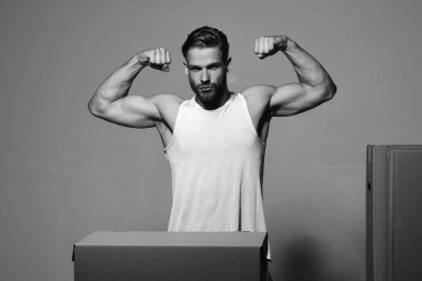 Havalı yüzlü maço kaslarını gösteriyor.