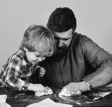 Adam ve alt tablo sünger ile Temizleme.