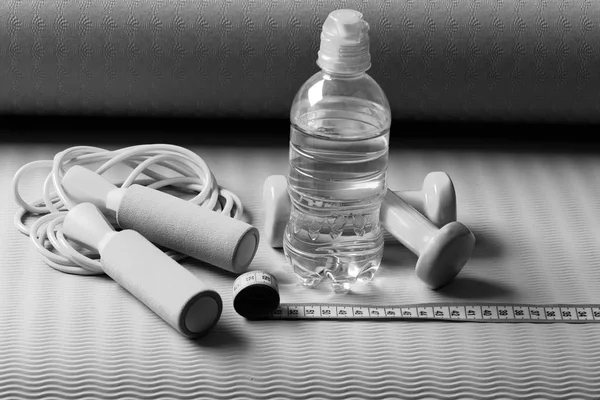 Sport und Gesundheit. Trainings- und Erfrischungskonzept. Flasche oder Wasser in der Nähe von Springseil — Stockfoto
