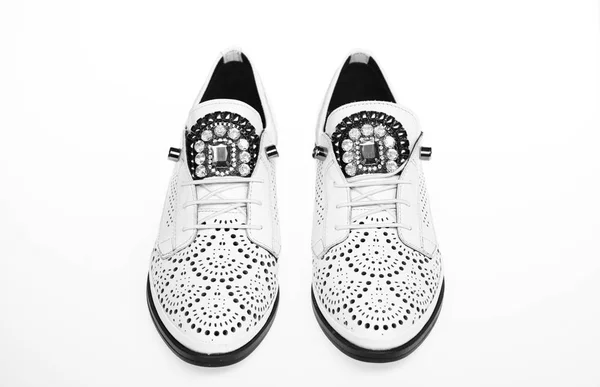 Cómodos zapatos oxford modernos y ligeros sobre fondo blanco, aislados. Par de cómodos zapatos oxfords. Concepto de calzado femenino . —  Fotos de Stock