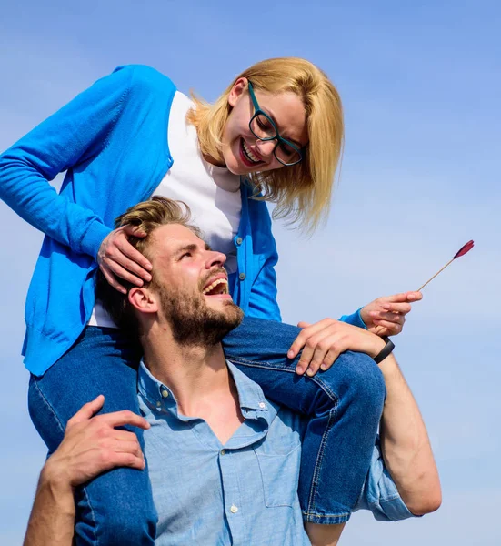 Idyllische datum concept. Man draagt vriendin op schouders, hemelachtergrond. Vrouw genieten van perfecte romantische date. Verliefde paar genieten van perfecte datum zonnige dag. Paar gelukkig datum samen plezier — Stockfoto