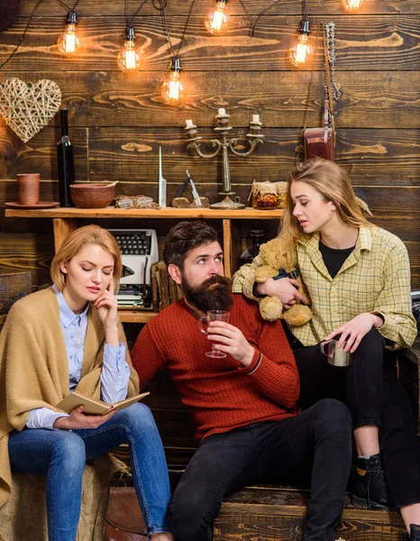 Pasar la noche en familia juntos, vacaciones en el campo. Padre e hija hablando mientras mamá trata de concentrarse en leer. Barbudo hombre tener charla con adolescente, crianza concepto — Foto de Stock