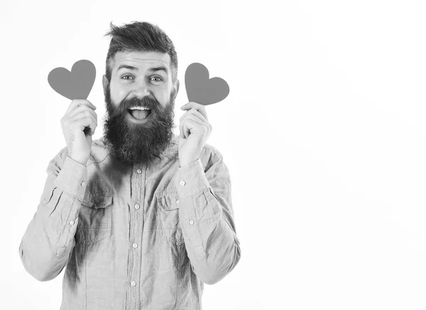 Dia dos Namorados e conceito de amor. Homem com barba detém corações — Fotografia de Stock