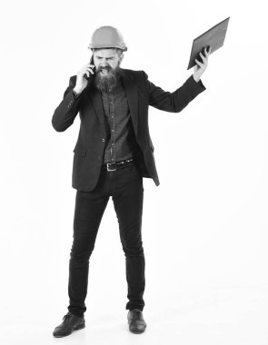 Kızgın Müfettiş kavramı. Kızgın Müfettiş iş planı tutar ve telefonla konuşurken bağırır.