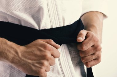 Güçlü elleri olan karate dövüşçüsü dövüşmeye hazırlanıyor.