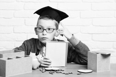 Genç, sevimli, küçük öğrenci.