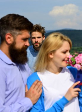 Çift romantik tarih aşıklar flört. Açık toplantı aşık romantik ilişkiler flört. Kırık kalp kavramı. Kaç adam izlerken kadın başka bir maço bunun yerine onu tercih kıskanç aşk mutlu kalma,