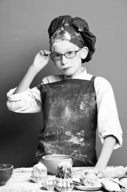 Lekeli tatlı aşçı çocuk.