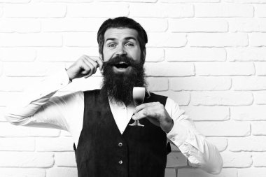 Mutlu yakışıklı sakallı adam