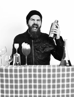 hippi ve bardaklar dolusu alkollü içecek, kokteyl, shot ya da karıştırıcı.