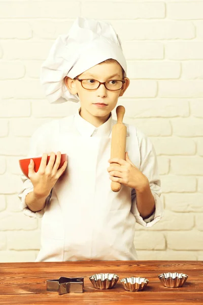 Genç Çocuk Küçük Sevimli Aşçı Şef Beyaz Üniforma Kek Için — Stok fotoğraf